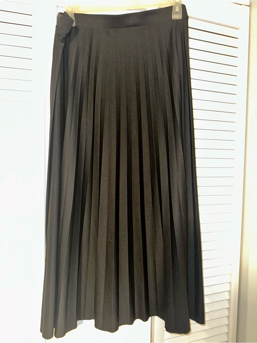 H&M Black Pleated Midi Skirt - Classic Women's Skirt